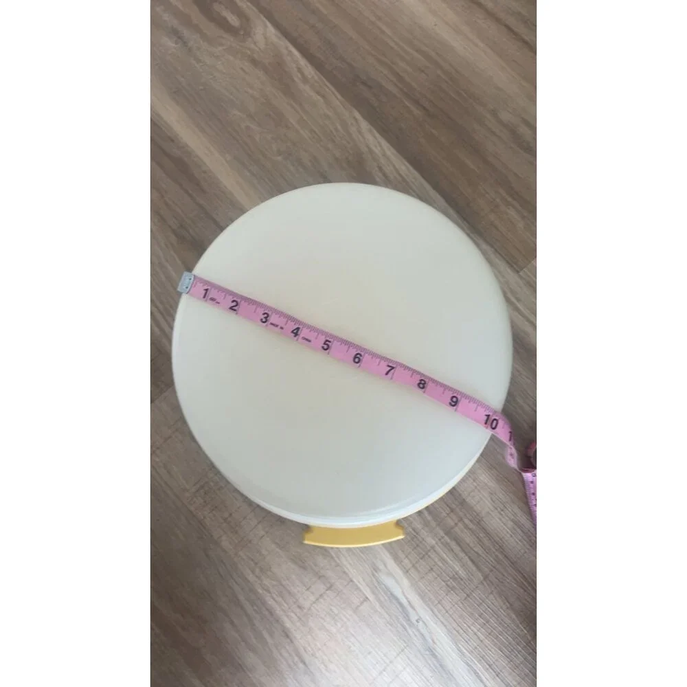 Tupperware vintage cake